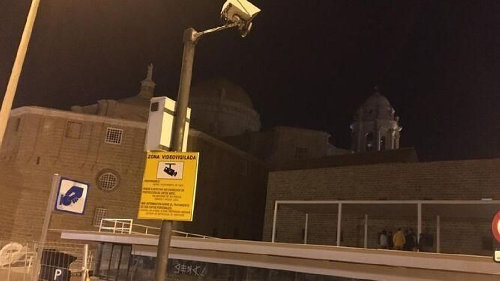 Una de las cámaras instaladas en el centro de Cádiz.