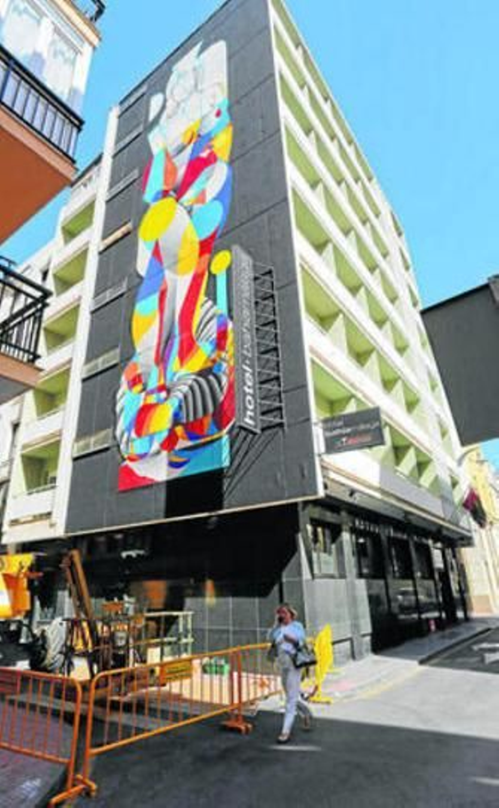 El mural de Okuda y Remed, ayer, en el Soho.