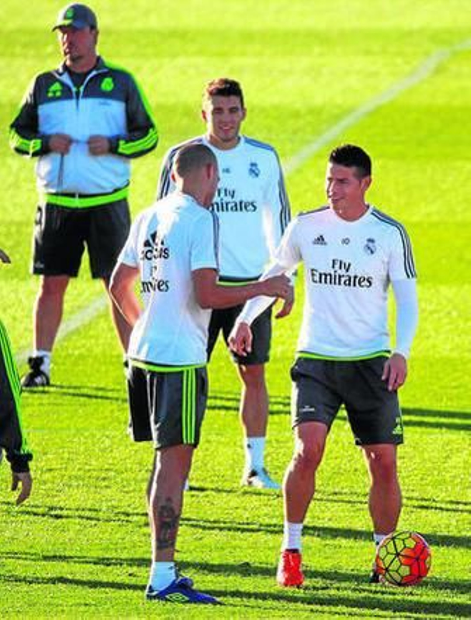 Pepe bromea con James Rodríguez en el entrenamiento.