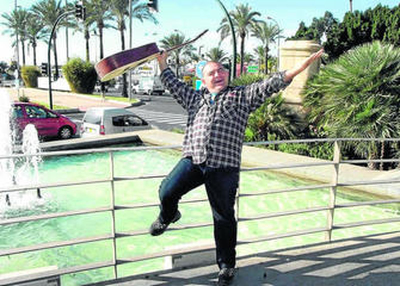 El Koala con su guitarra en la Rambla de Almería, frente al Gran Hotel.