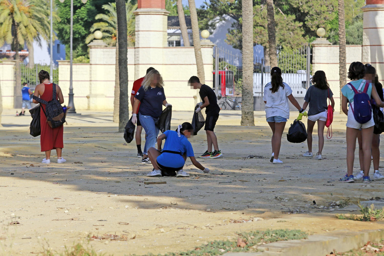 Imágenes del grupo juvenil Green Team Jerez limpiando en el Parque González Hontoria