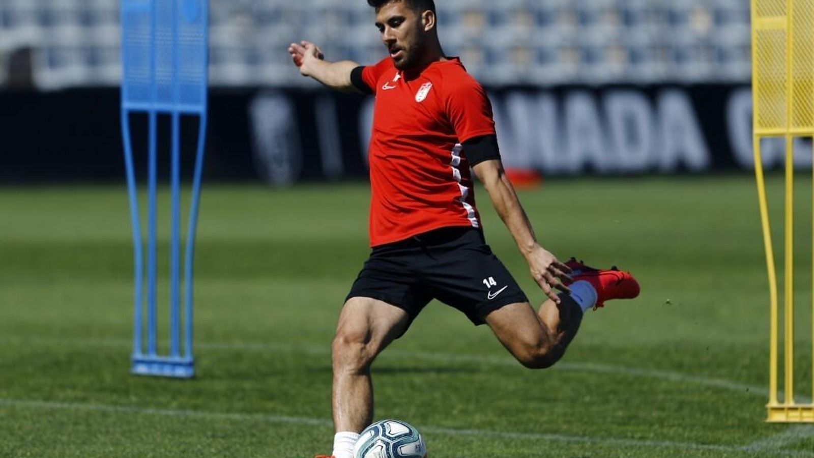 Vico golpea el esférico en el entrenamiento del Granada CF de este miércoles. Vico golpea el esférico en el entrenamiento del Granada CF de este miércoles.