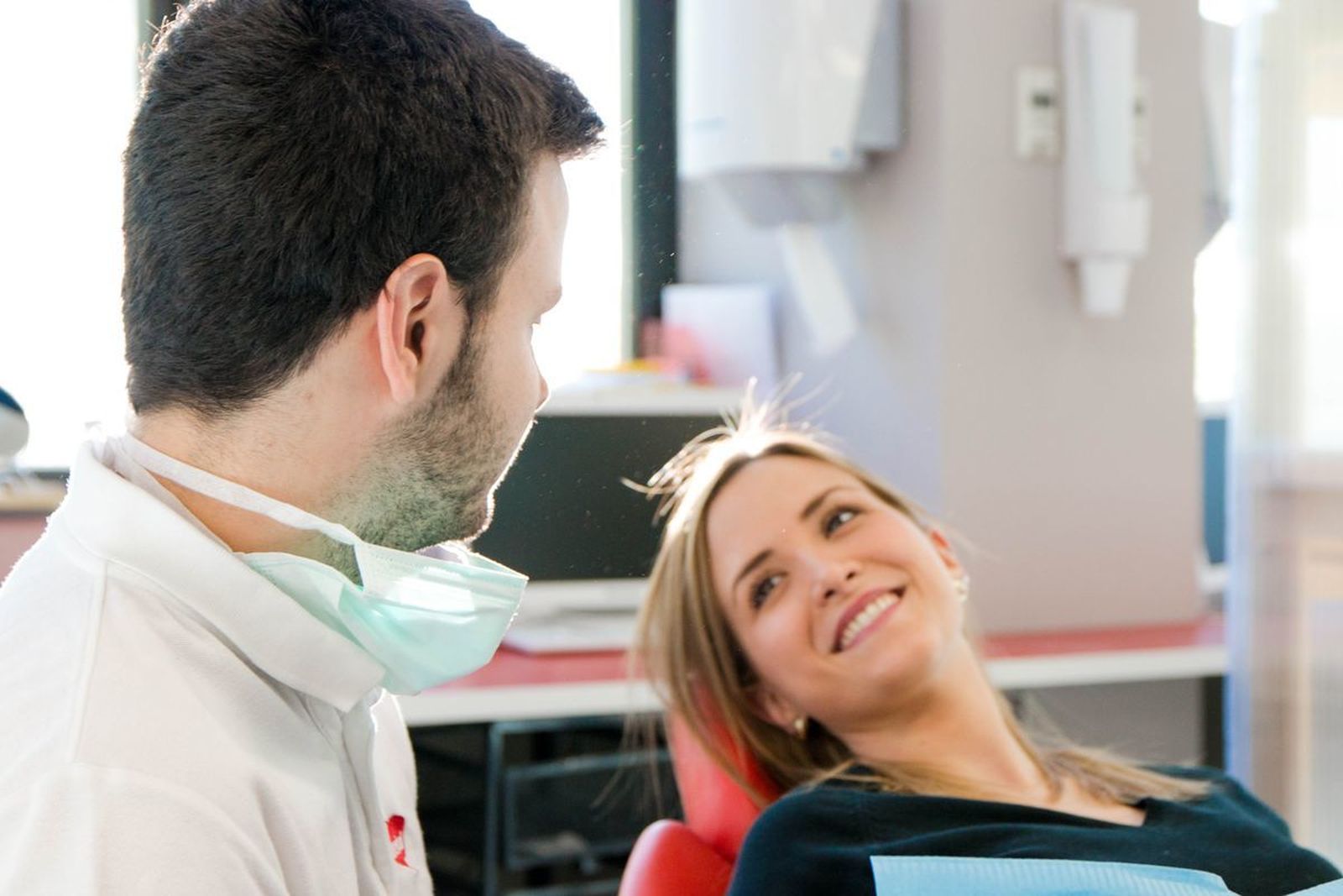Un profesional de iDental atiende a una paciente.