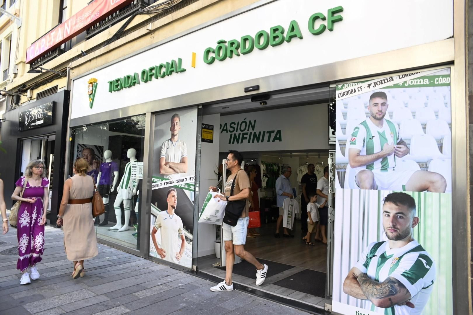 Las mejores imágenes de la venta de las nuevas camisetas del Córdoba CF