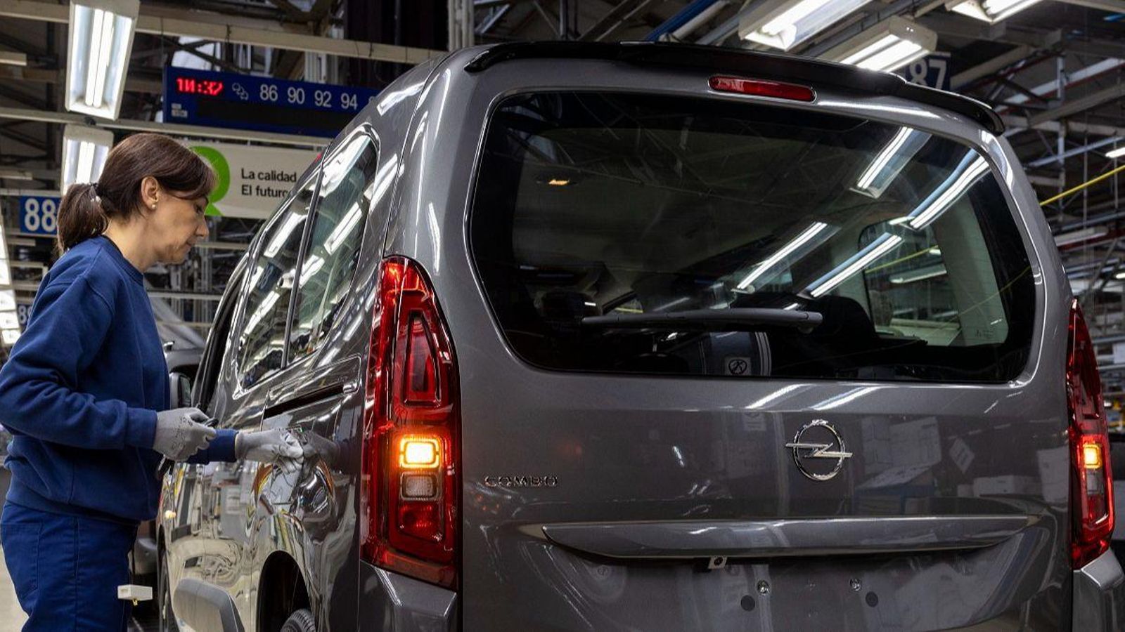 La reducción de ventas en Europa y la adaptación de las cadenas de producción a la electrificación son las dos causas que han reducido los ensamblajes de vehículos en España. La reducción de ventas en Europa y la adaptación de las cadenas de producción a la electrificación son las dos causas que han reducido los ensamblajes de vehículos en España.