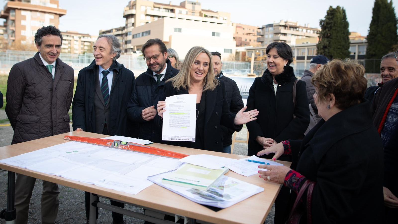 La alcaldesa de Granada ha llevado la licencia de obra para que comiencen los trabajos de inmediato.