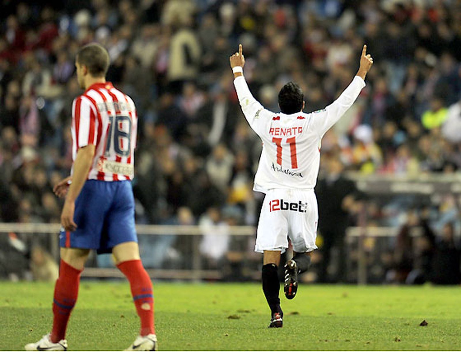 El Sevilla, que se adelantó en el marcador, salió derrotado del Calderón por un gol en propia puerta de Dragutinovic y otro de Antonio López en el 93.

Foto: Reuters / Afp Photo / Efe