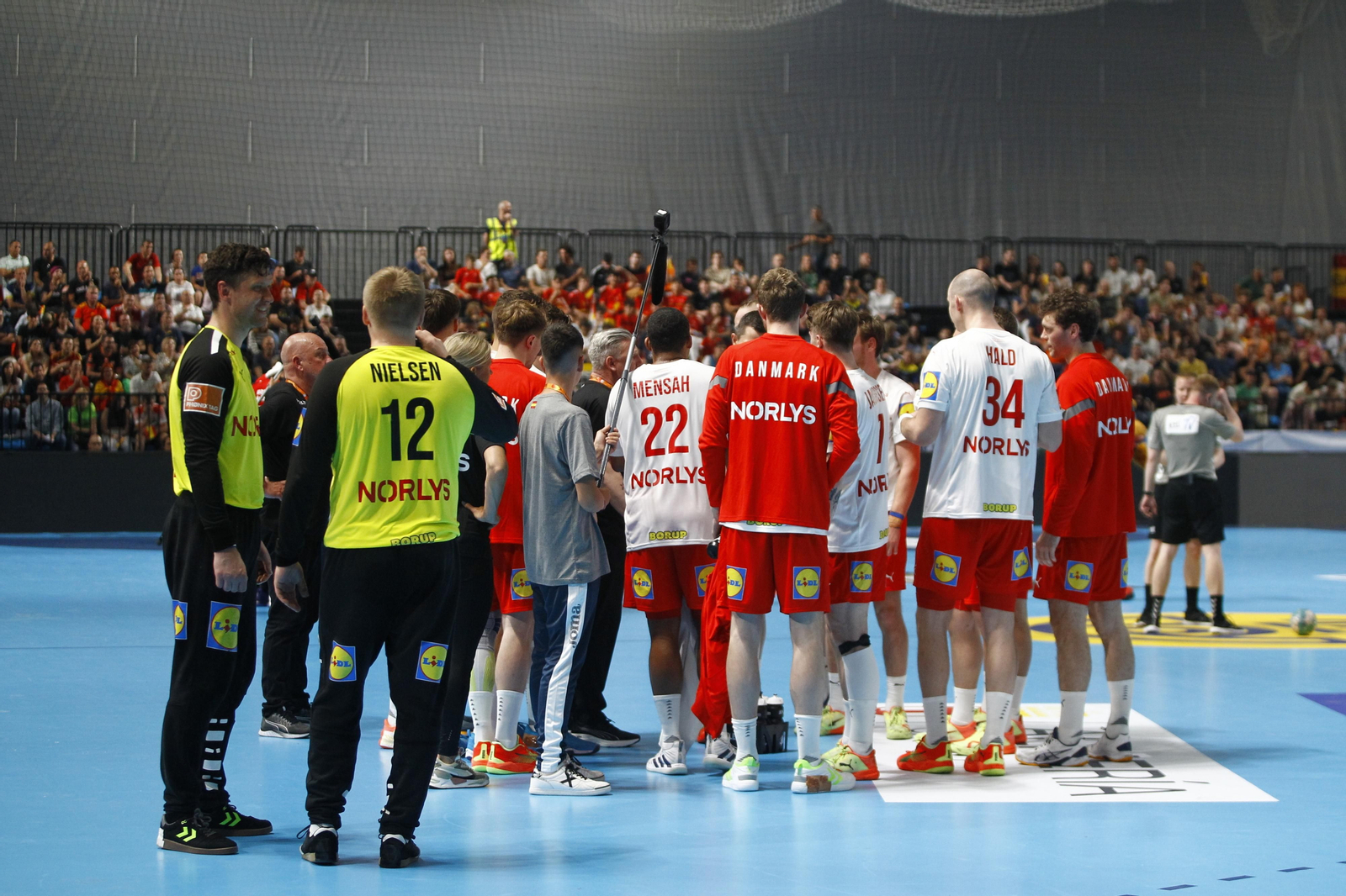 Imágenes del España-Dinamarca de la EHF Euro Cup de balonmano, en Almería
