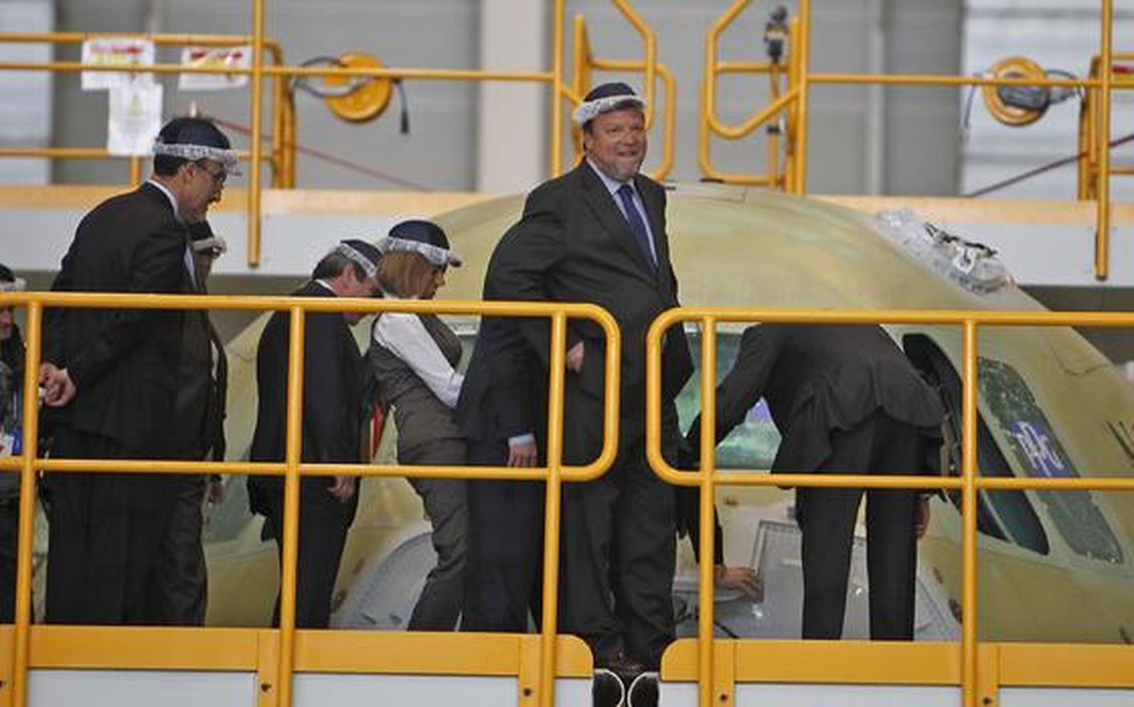 El responsable de Airbus Military, Domingo Ureña, junto a la ministra de Defensa, Carme Chacón; el presidente de la Junta de Andalucía, José Antonio Grñán; y el alcalde de Sevilla, Alfredo Sánchez Monteseirín, en su visita a la planta de ensamblaje del A400M.

Foto: Antonio Pizarro