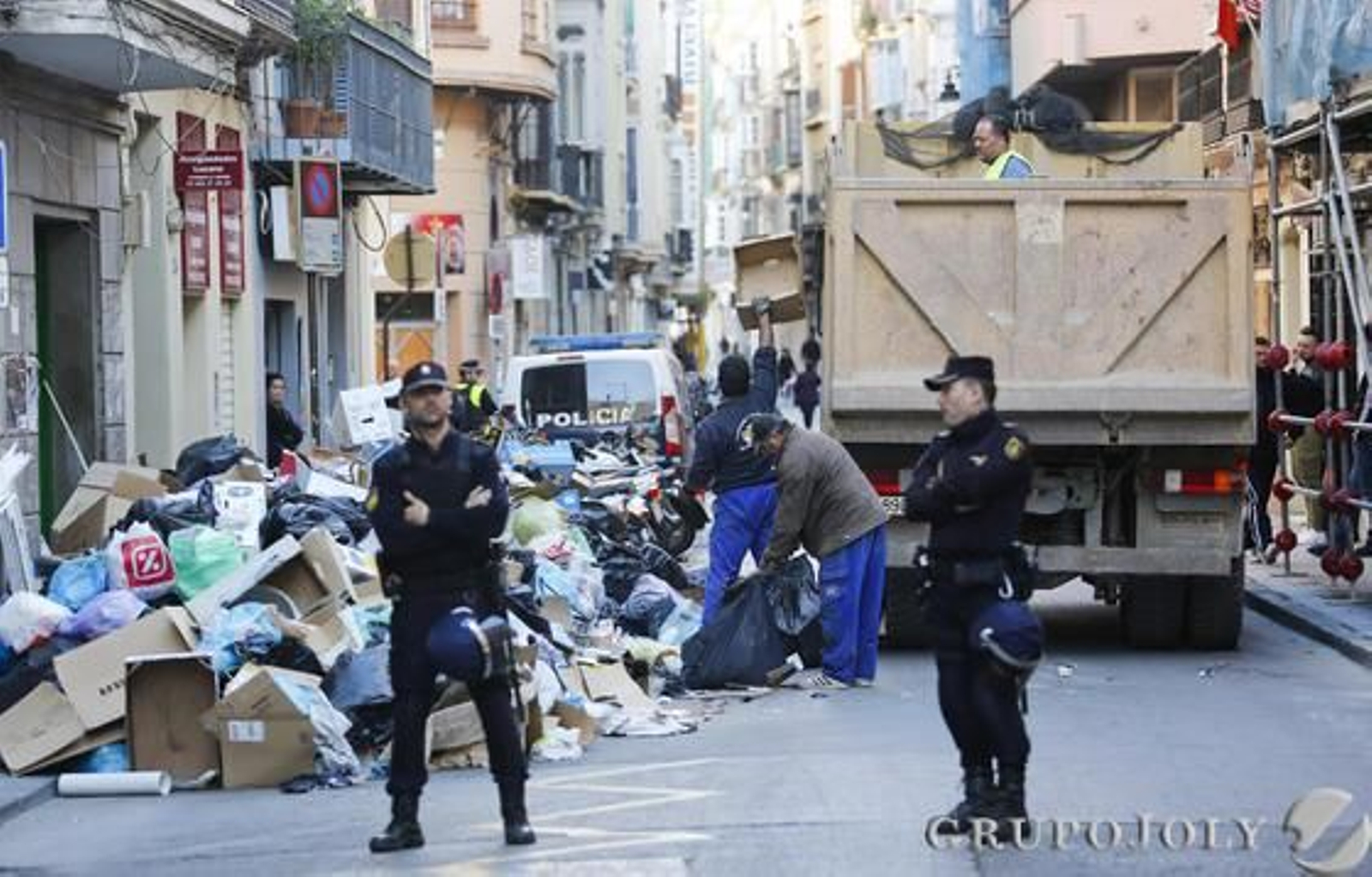 La Policía escolta a la empresa privada contratada por el Ayuntamiento tras el fracaso de las negociaciones.

Foto: Javier Albiñana