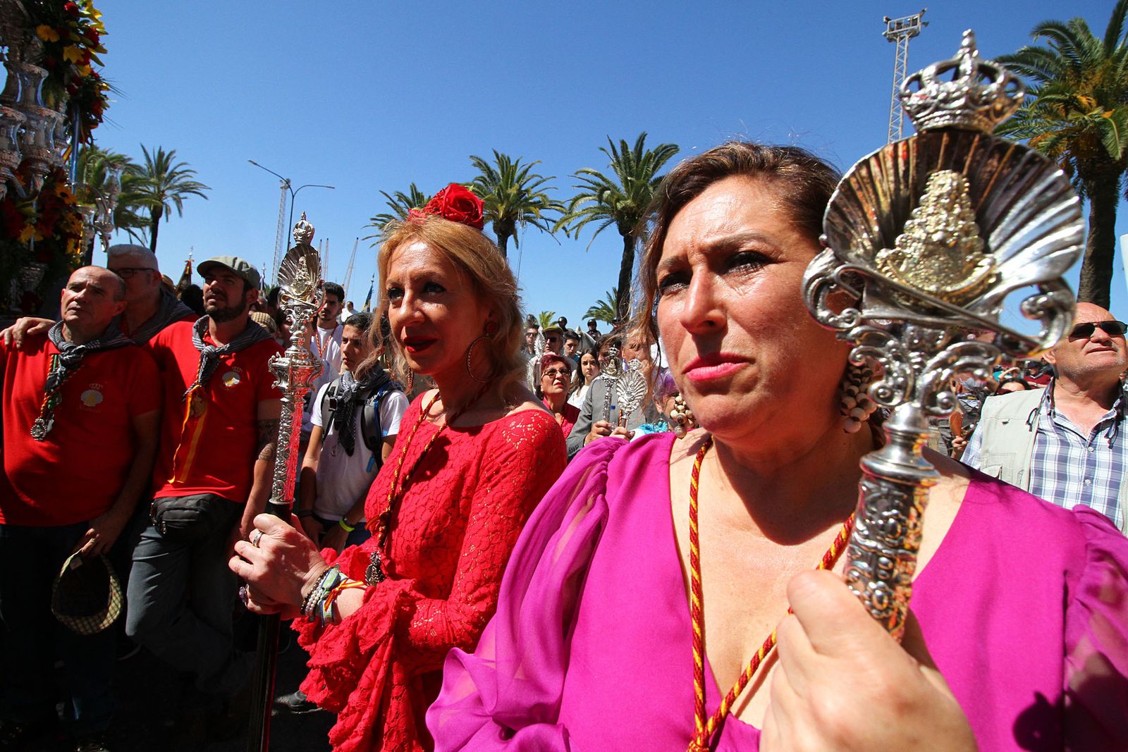 Imágenes de los caballistas, peregrinos a pie y carros de la Hdad de Emigrantes