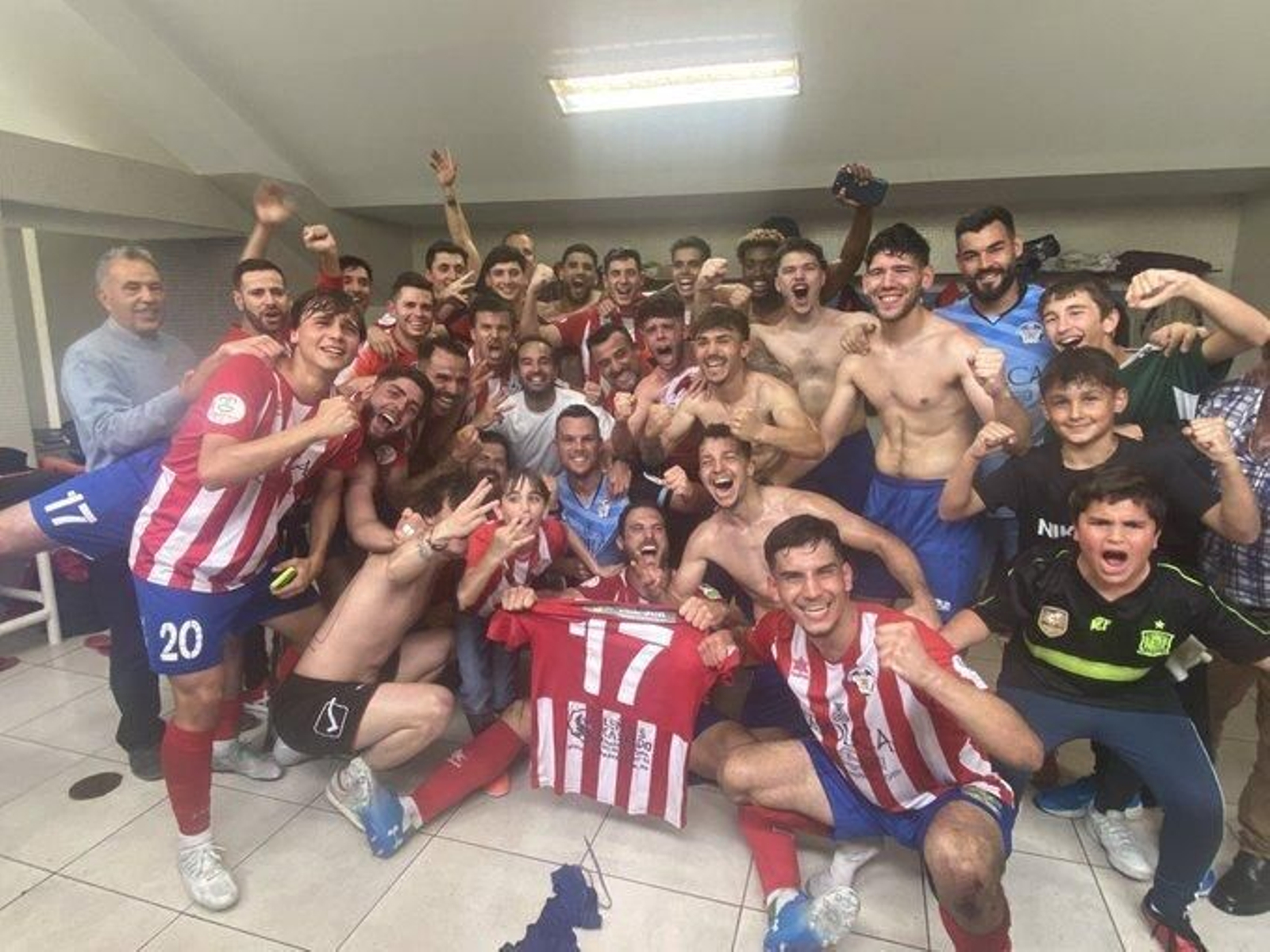 El Atlético Porcuna celebra su regreso a Tercera Federación.