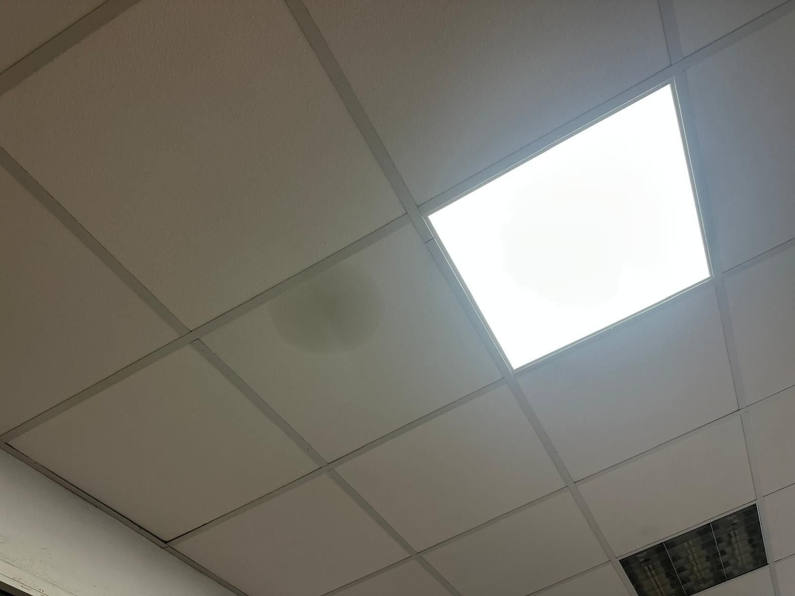 Fotografías de las goteras y humedades en el IES San Blas de Aracena, con alumnos desalojados este miércoles