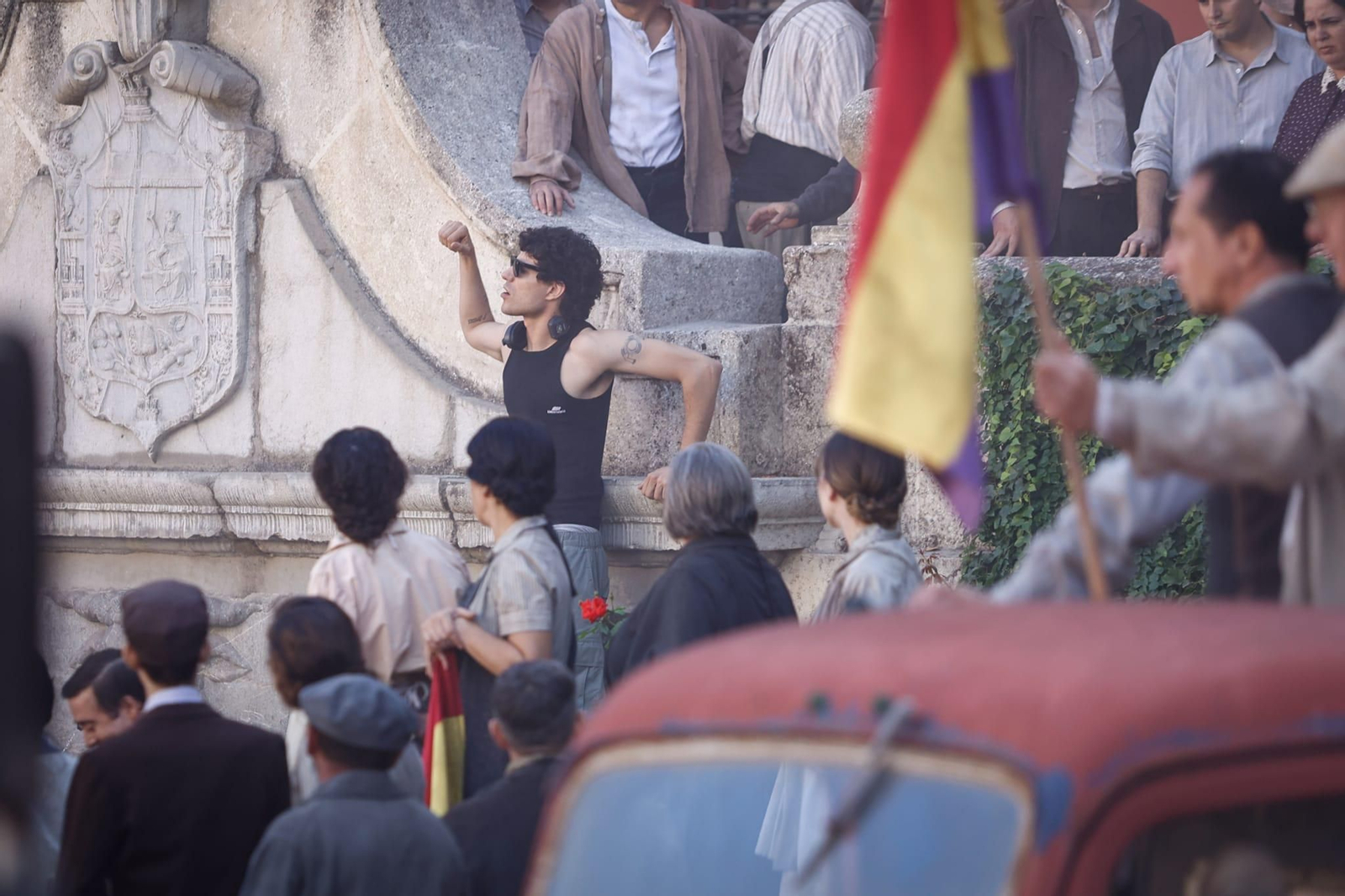 Fotos: así es el rodaje de la película de Los Javis en la plaza de Santa Ana de Granada