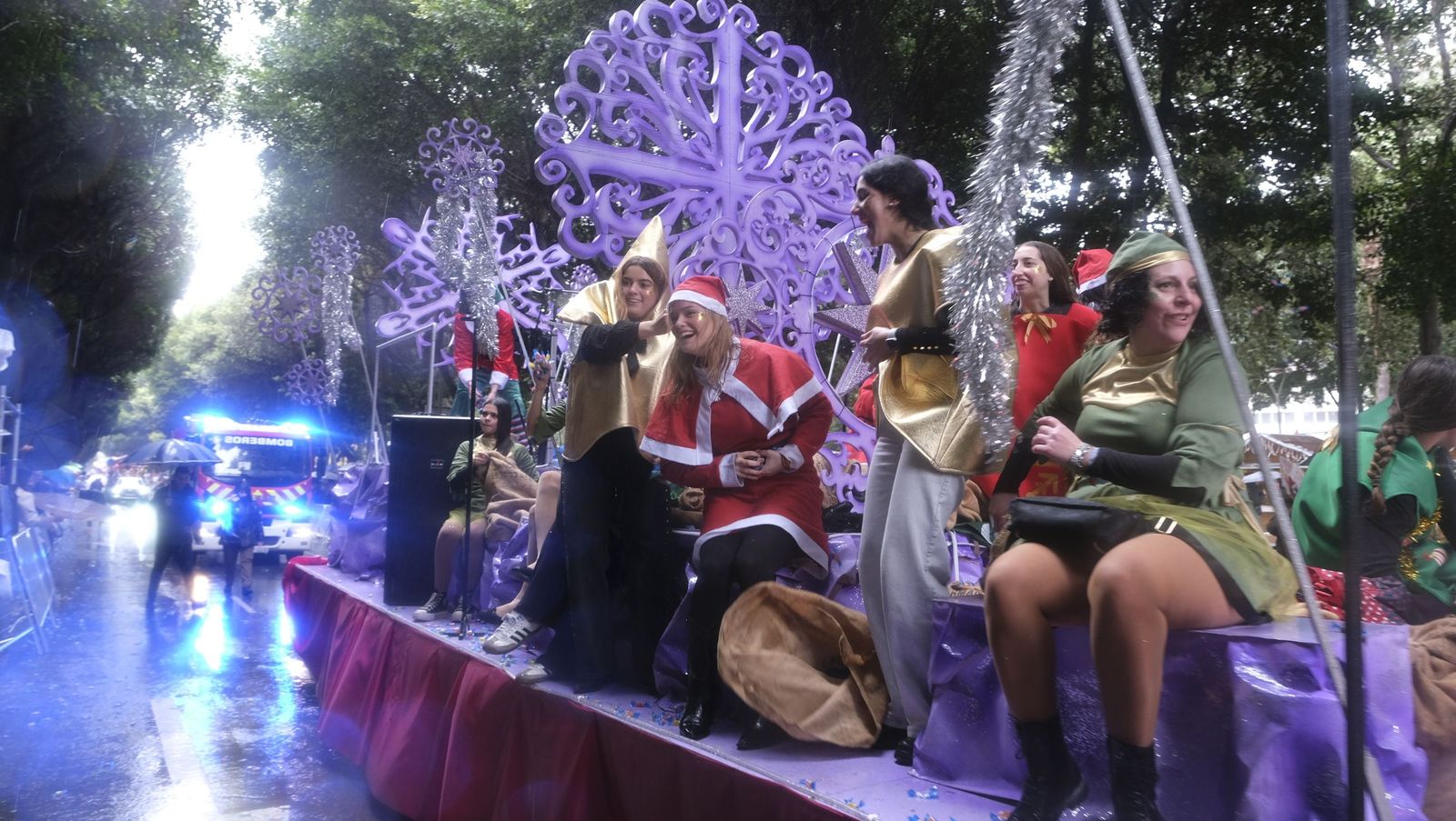 Fotografías de la cabalgata de los Reyes Magos pasada por agua en Almería