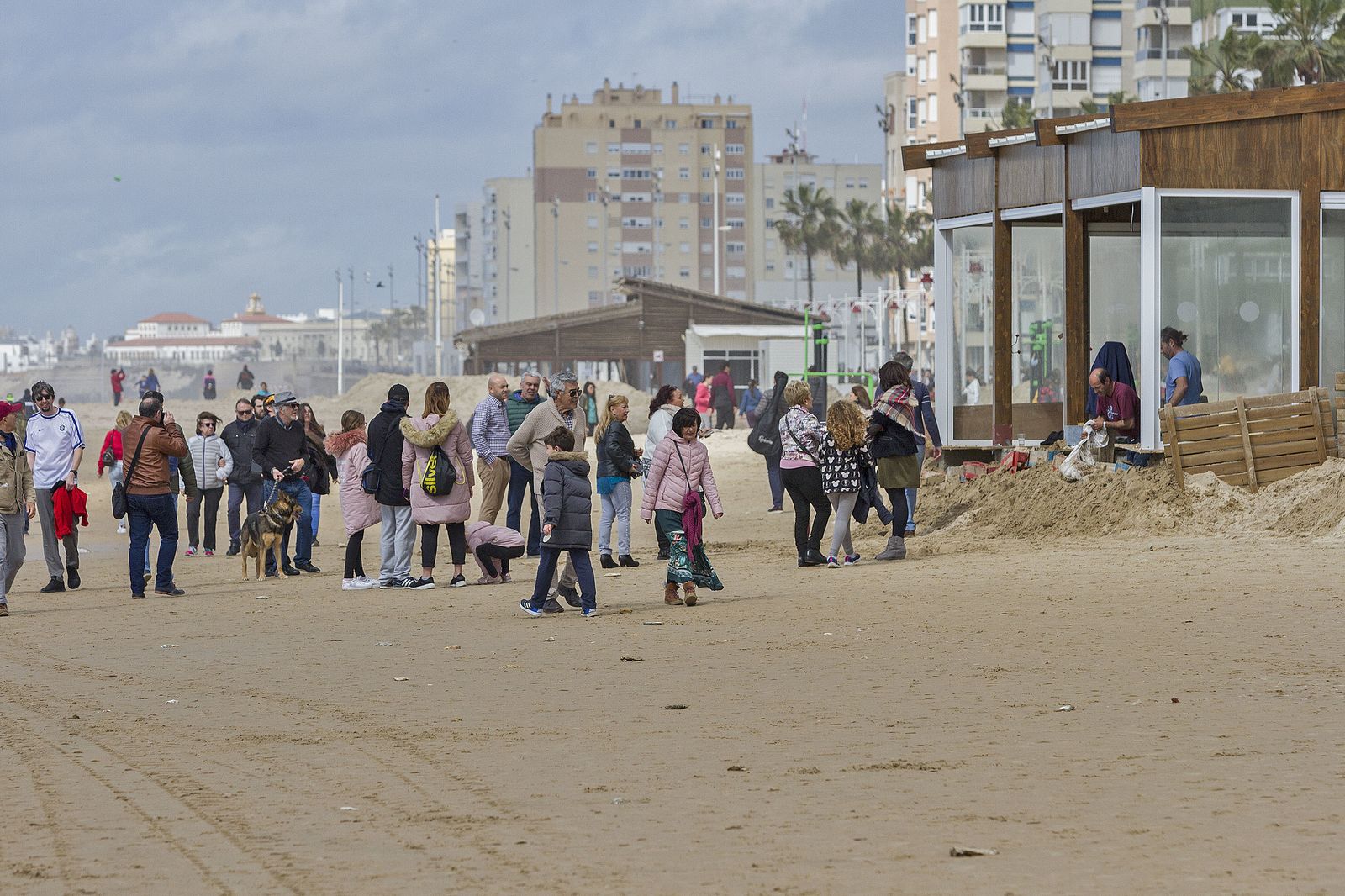 Los gaditanos aprovechan la pequeña tregua de la tormenta tropical 'Emma'