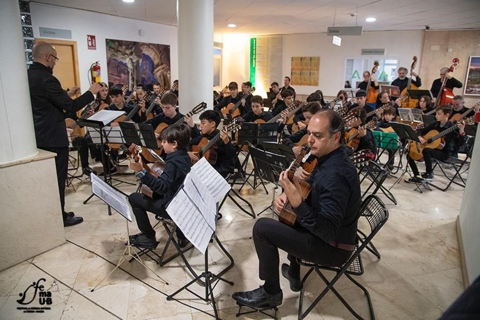 La Orquesta de Guitarras y Contrabajos 'María de Molina' del  Conservatorio de Úbeda actuó en el hall del Hospital de Úbeda.