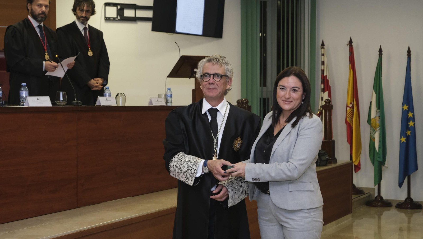Entrega de insignias de 25 años de colegiado en el Colegio de Abogados de Almería, en imágenes