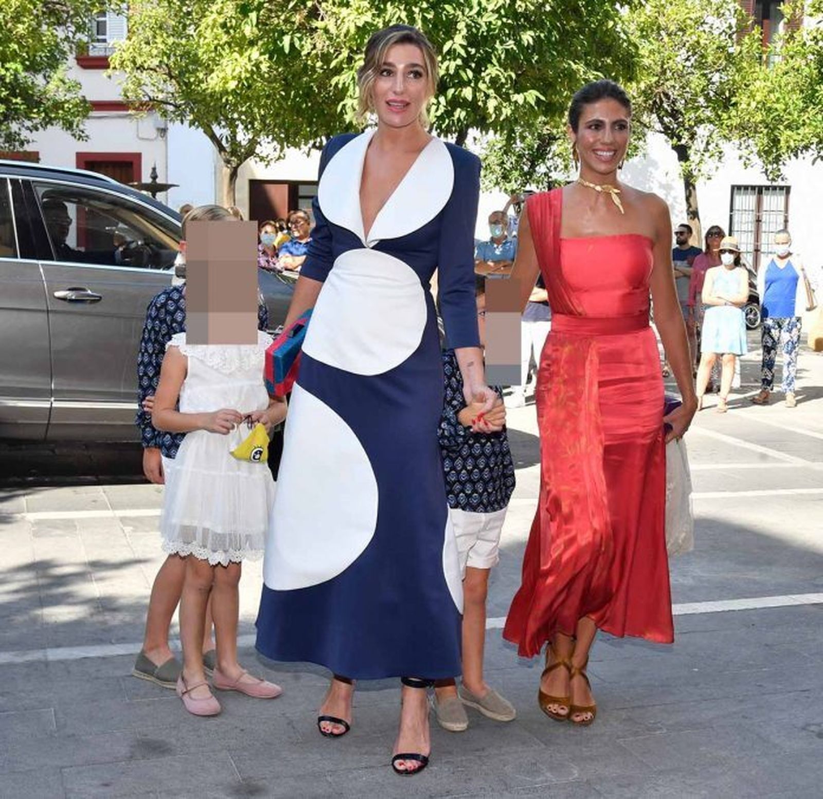 Eugenia Osborne y Ana Cristina Portillo, hermanas de la novia. La primera vistió un diseño de color azul medianoche con estampados geométricos, de The IQ Collection. Ana Cristina apostó por un vestido rojo satinado.