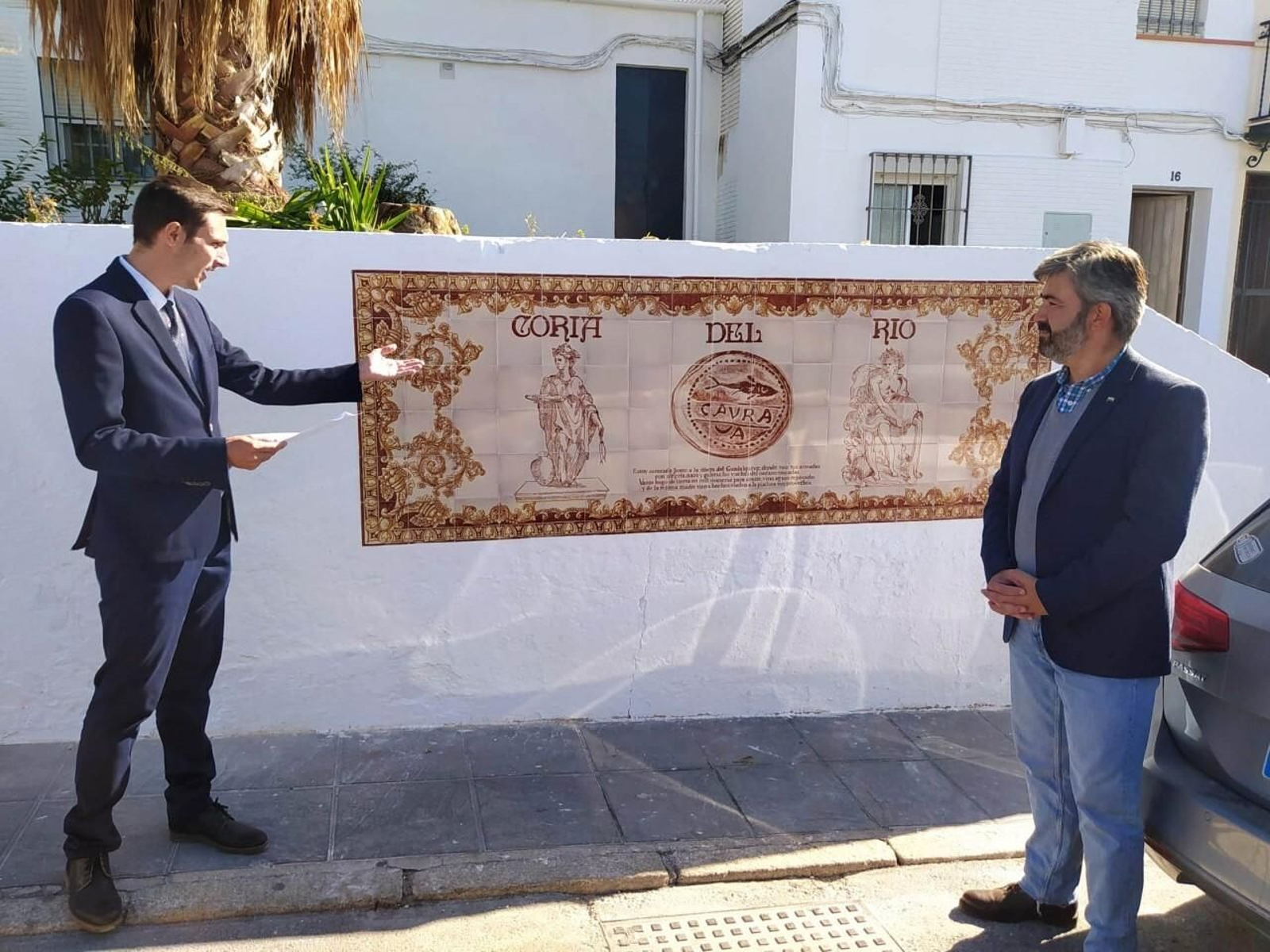 Marcos Pacheco explica los detalles del mural en presencia del alcalde de Coria del Río, Modesto González.