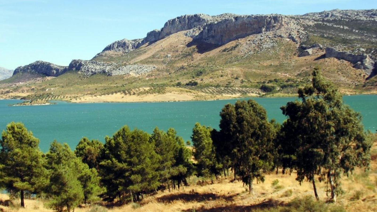 El embalse de Guadalhorce con Sierra Llana al fondo.