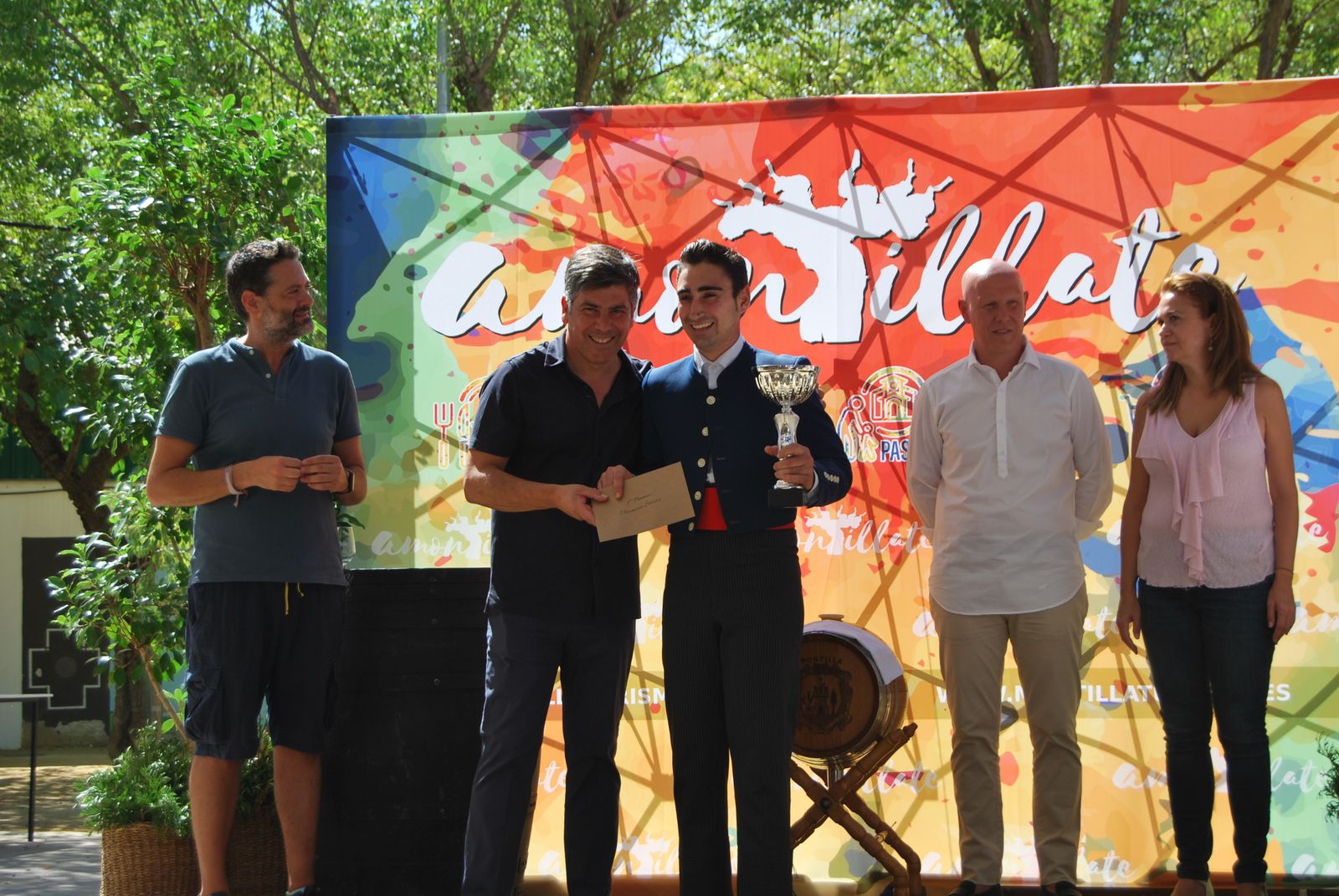 Jesús Sánchez recibe su premio como triunfador de la cita.