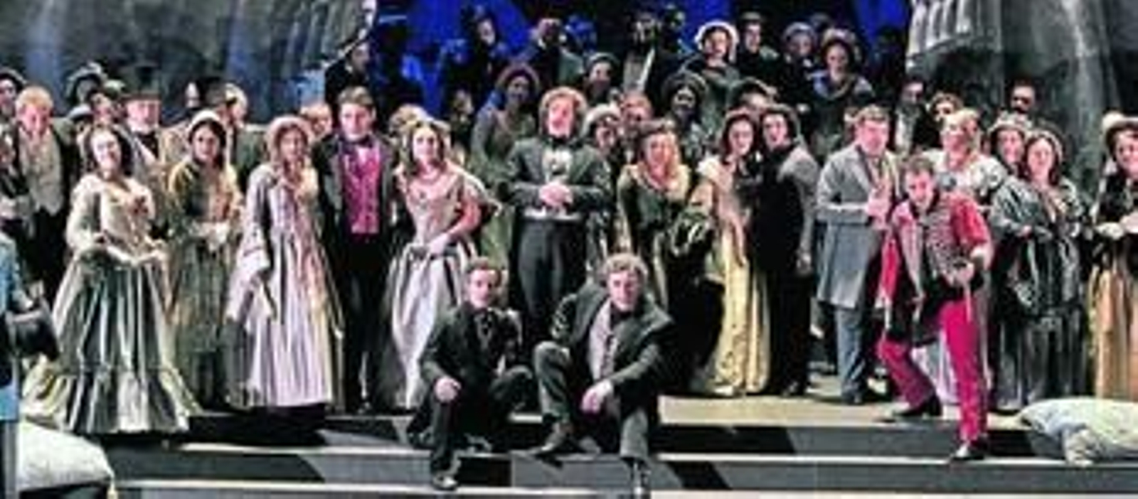 El Coro de la Asociación de Amigos del Teatro de la Maestranza tiene un acusado protagonismo en esta producción de 'La Traviata' que diseñó Franco Zeffirelli.