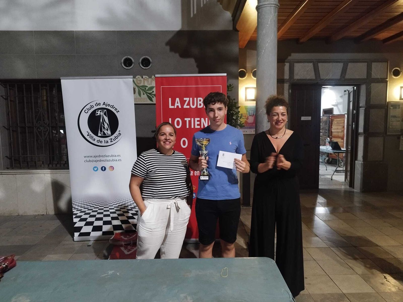Ángel Serrano, con su trofeo de campeón