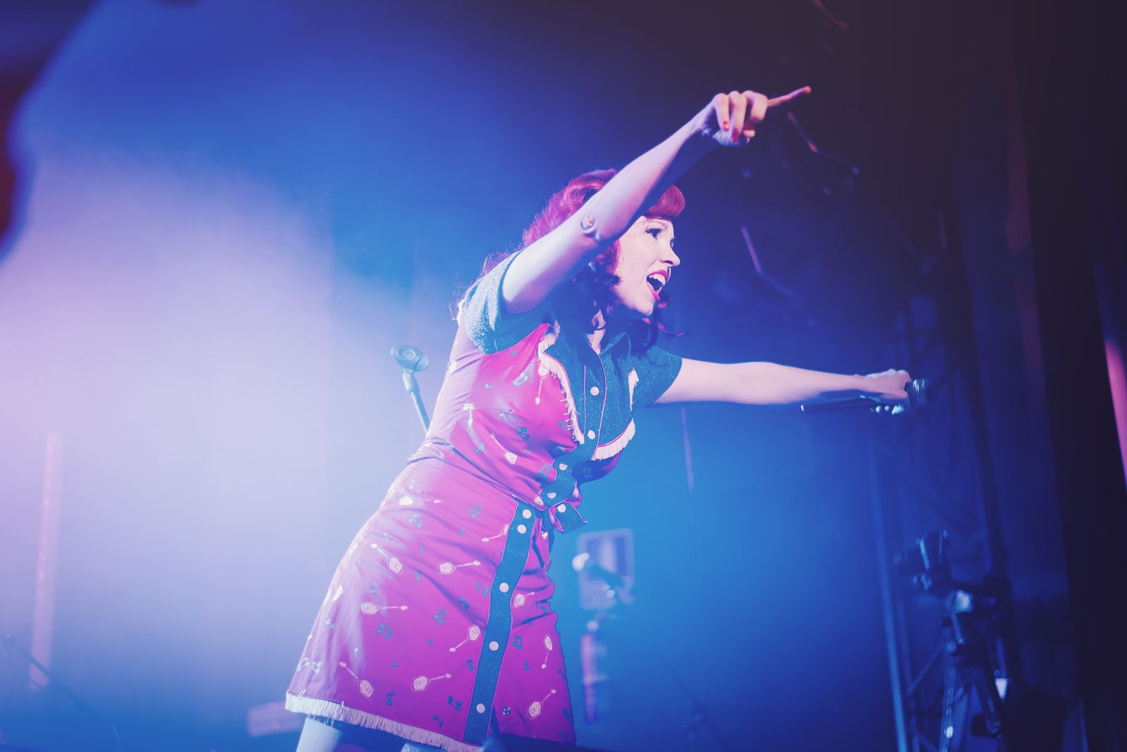 La vocalista de la banda, Gema, actuando en una sala de conciertos en noviembre de 2018.