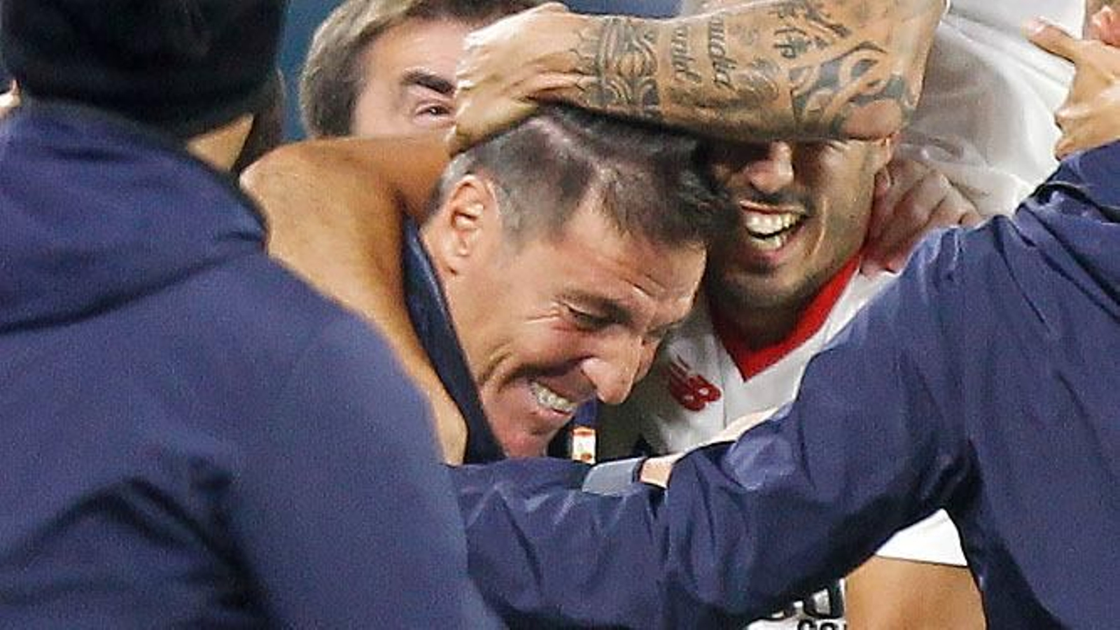 Berizzo,  arropado por los jugadores tras el empate al Liverpool.