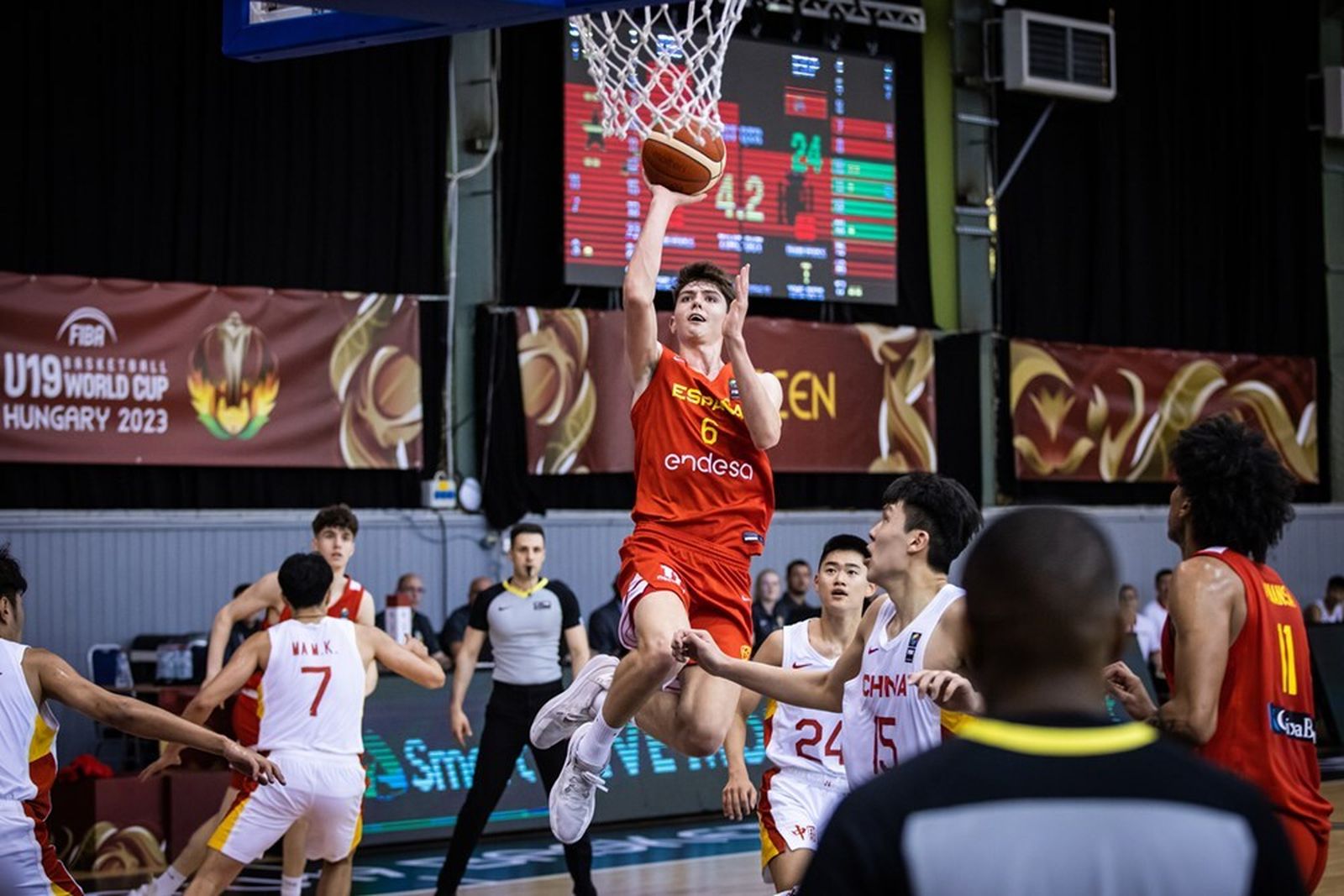 De Larrea lanza a canasta.