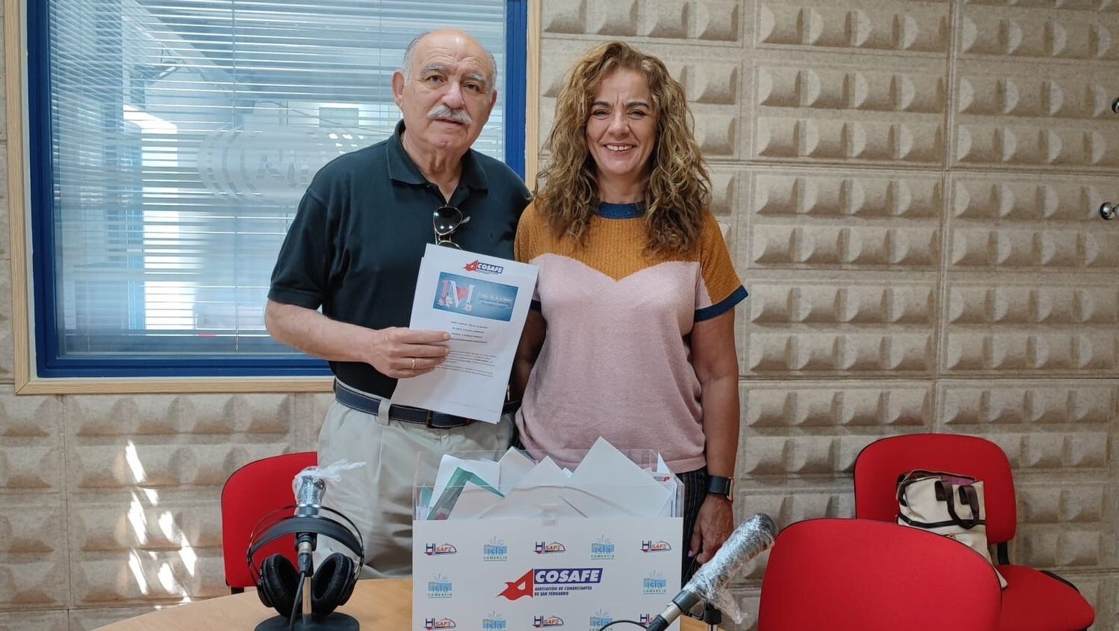 Juan Luis Ruiz Delgado, vicepresidente segundo de Acosafe, Nuria Roldán, gerente del centro comercial abierto, en el sorteo.