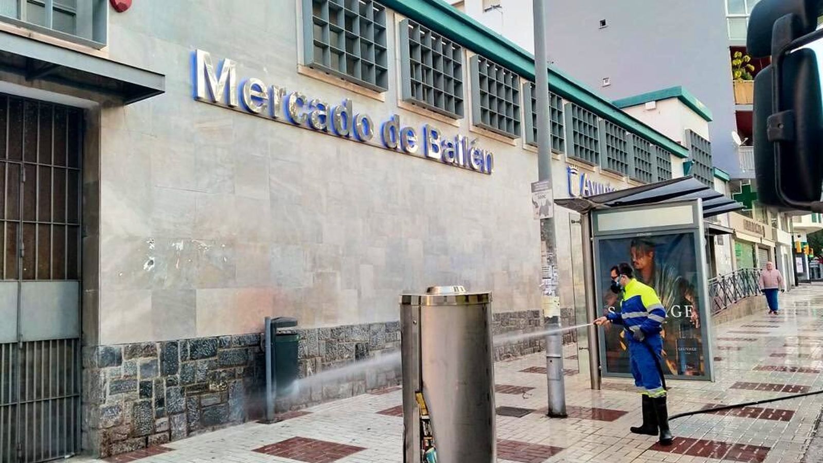 Un operario de Limasa en tareas de desinfección en el mercado de Bailén.