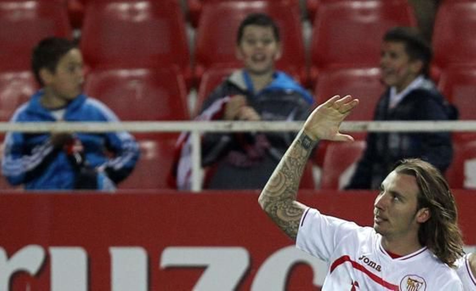 El Sevilla celebra la vuelta de Sergio Sánchez a los terrenos de juego con el pase a las semifinales de Copa del Rey ante el Villarreal (3-0). / Reuters
