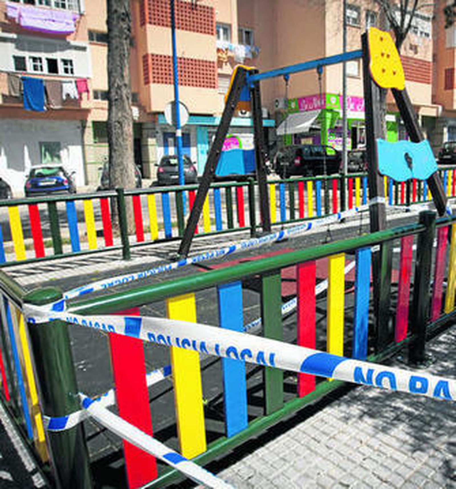 Parque infantil precintado en marzo, una de las deficiencias a las que se alude.