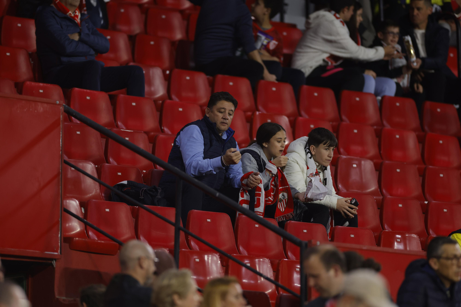 Búscate en las fotos del Sevilla-Fenerbahçe,