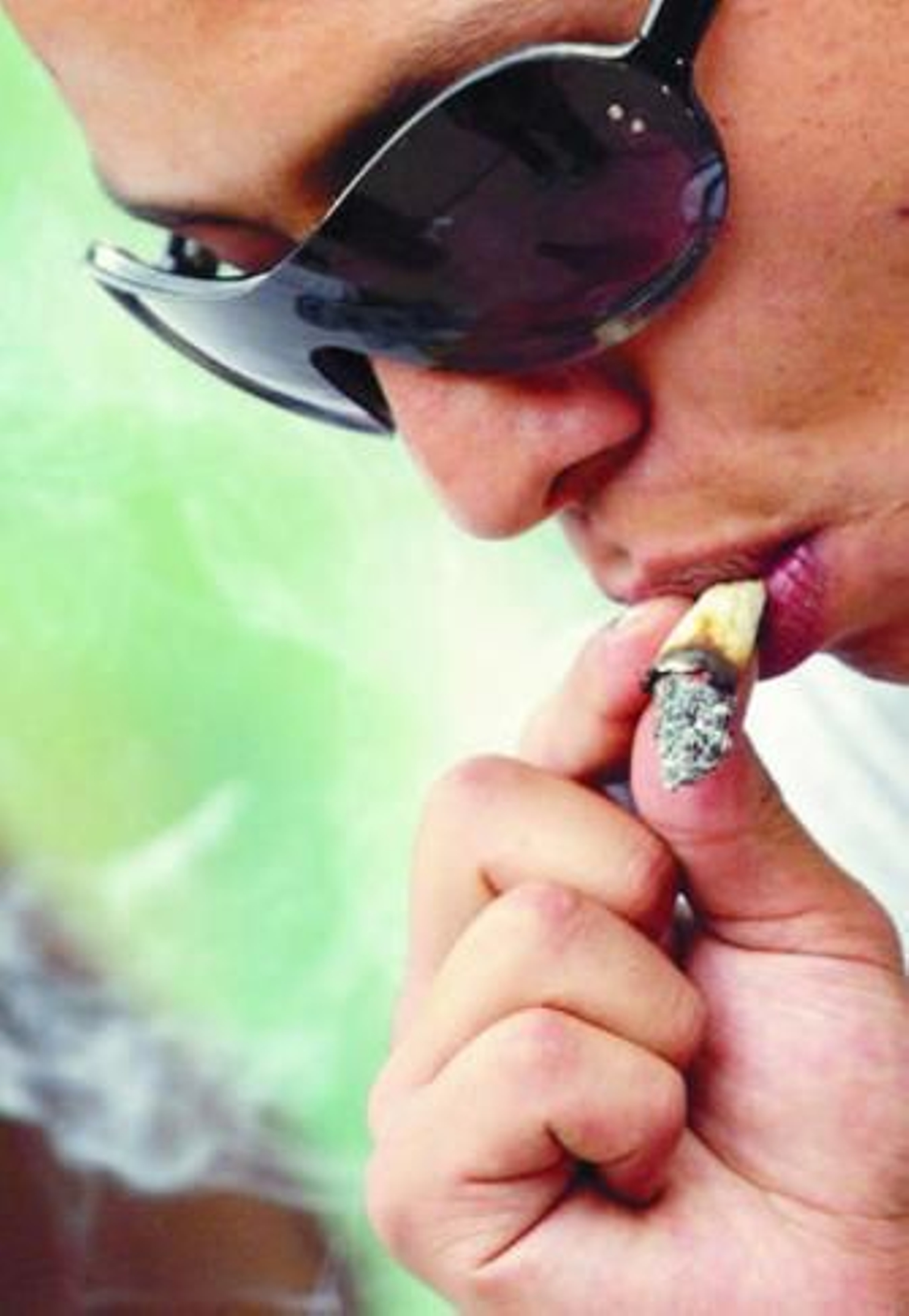 Un joven fuma cannabis en una imagen de archivo.