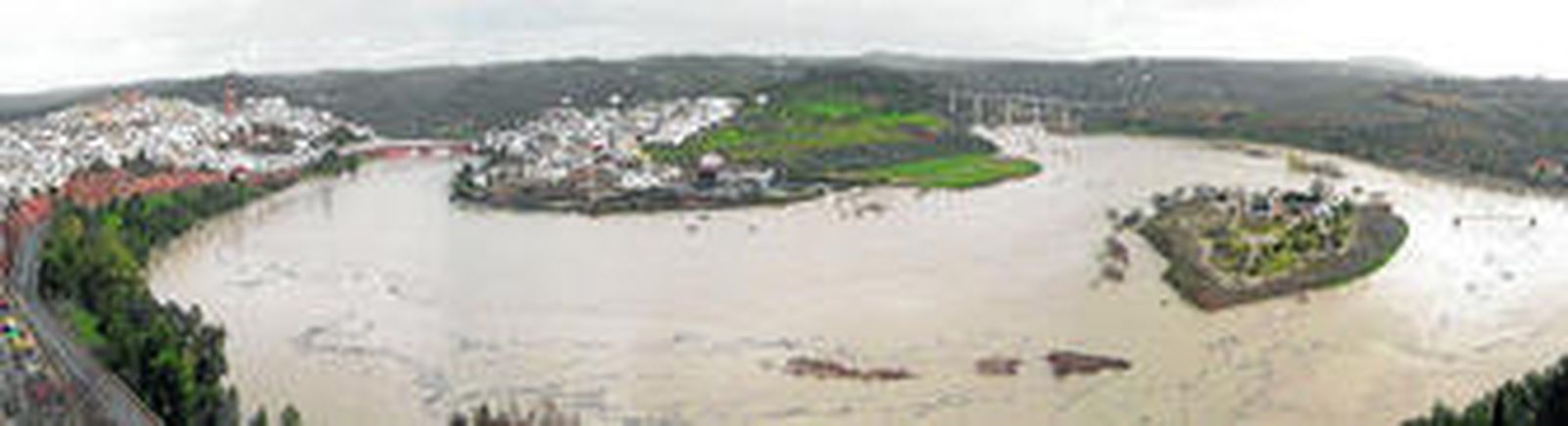 El río Guadalquivir a su paso por Montoro ha dejado a la localidad prácticamente convertida en una isla.