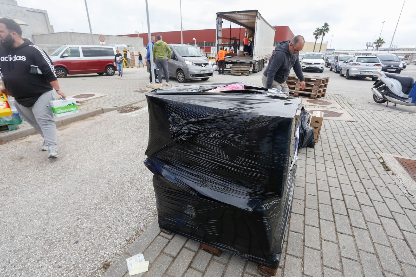 Fotos de la recogida de alimentos y enseres para ayudar a los afectados por la DANA en Valencia