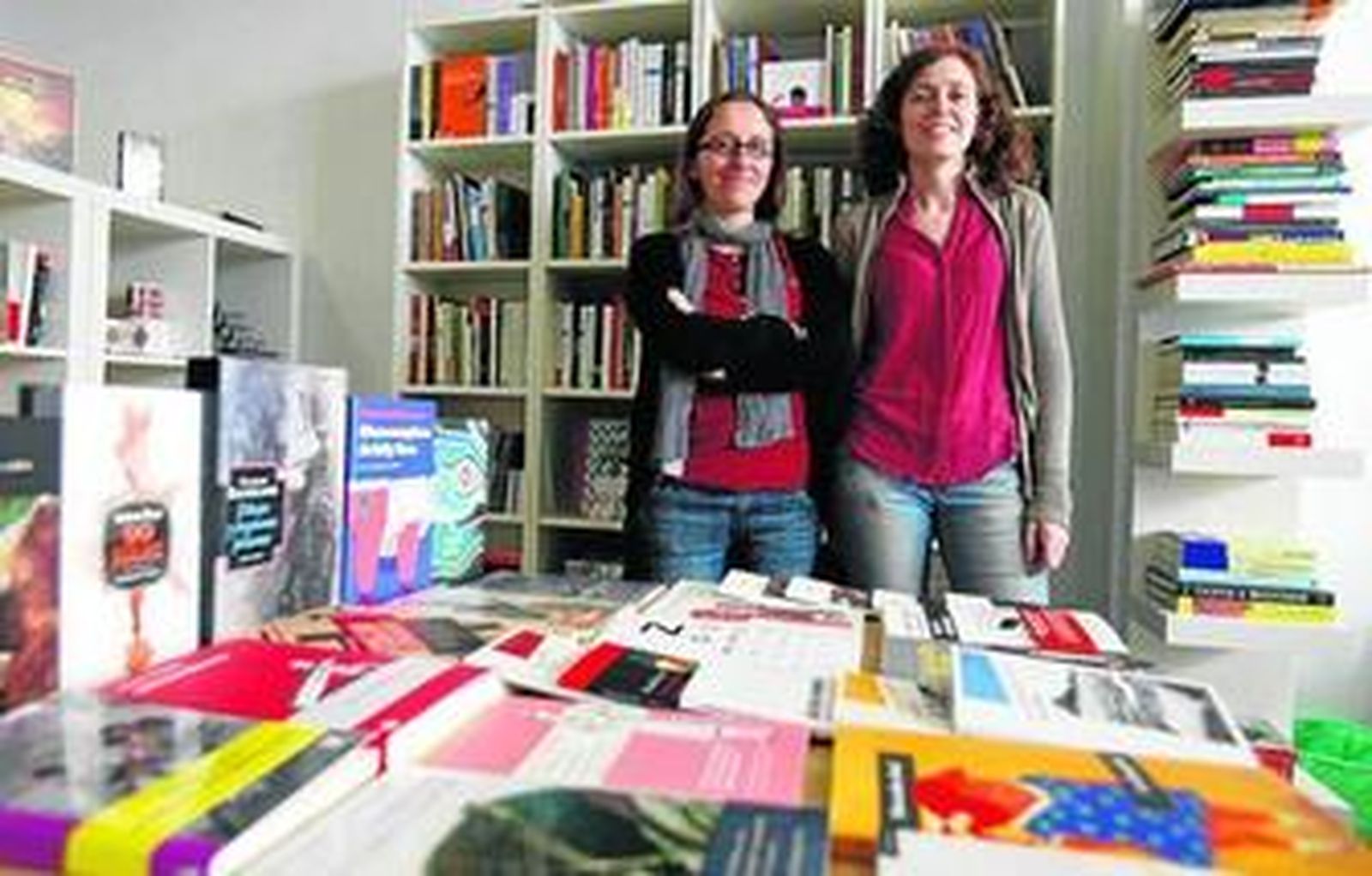María José Barrios y Marta González, en su librería.