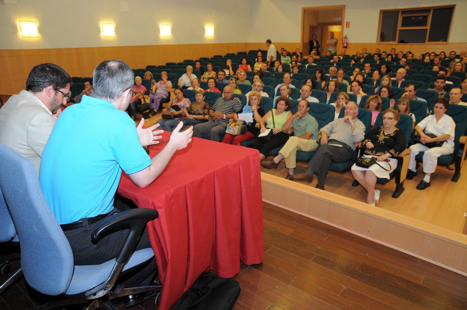 Asamblea en 2009 de afectados por una estafa en clínicas  dentales