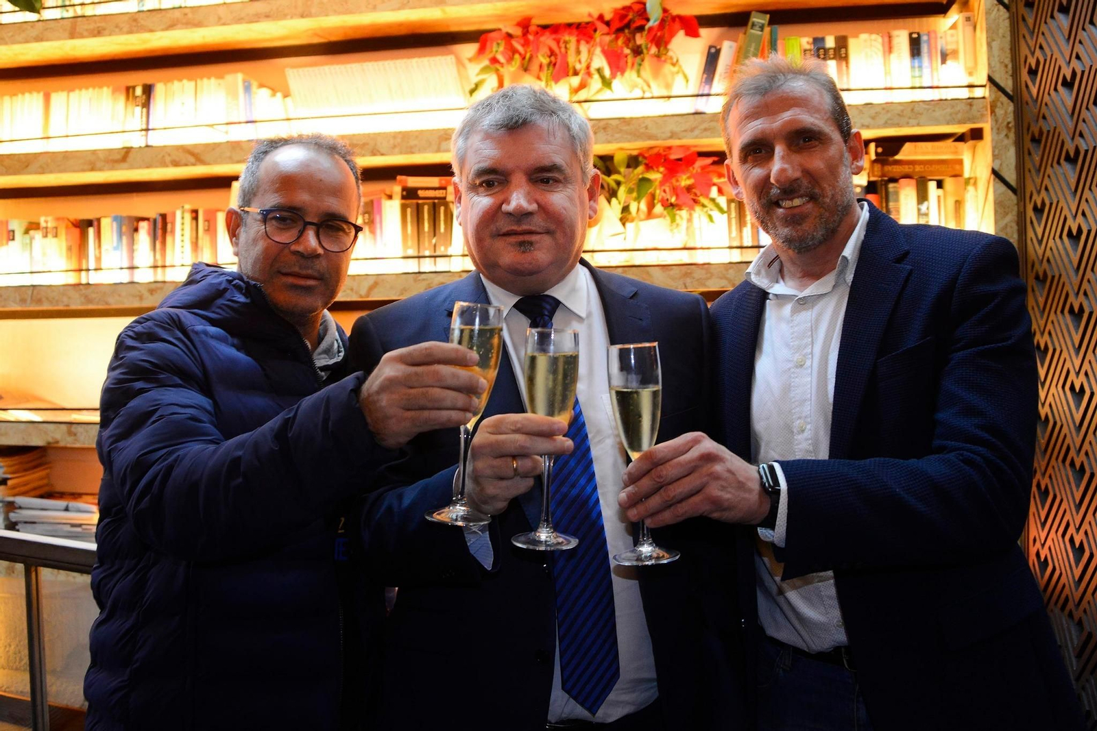 Vizcaíno (c), entre Cervera y Arias hace año y medio.