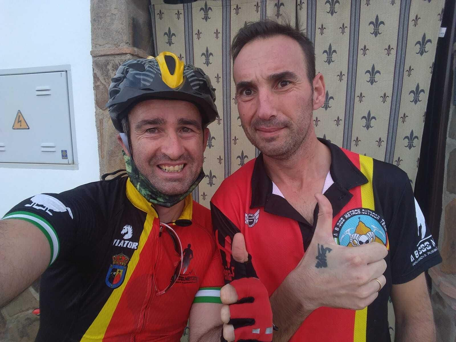 José Manuel Flores (derecha), con uno de los ciclistas participantes en la iniciativa.