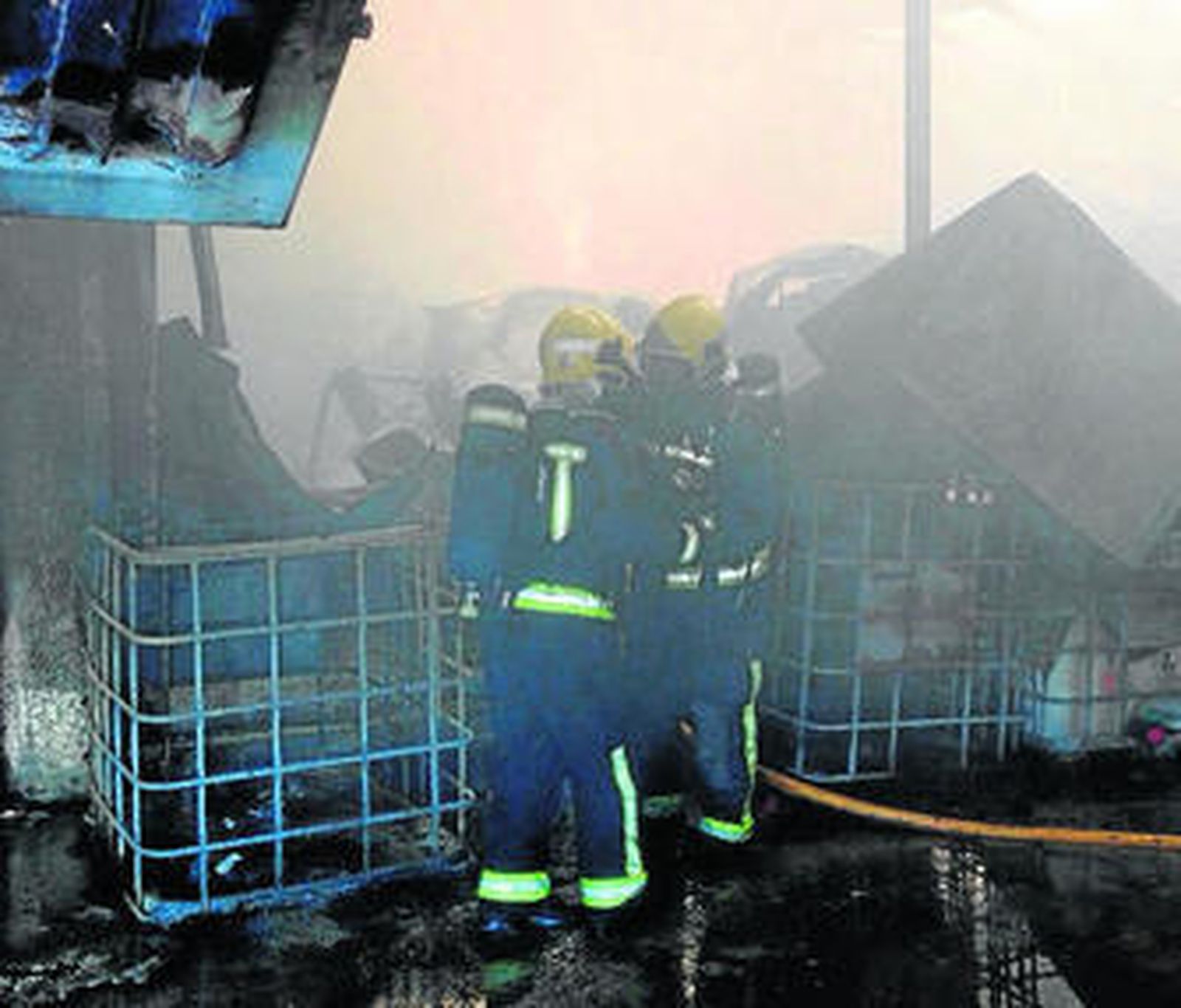 Los bomberos se afanaron ayer en sofocar el incendio.