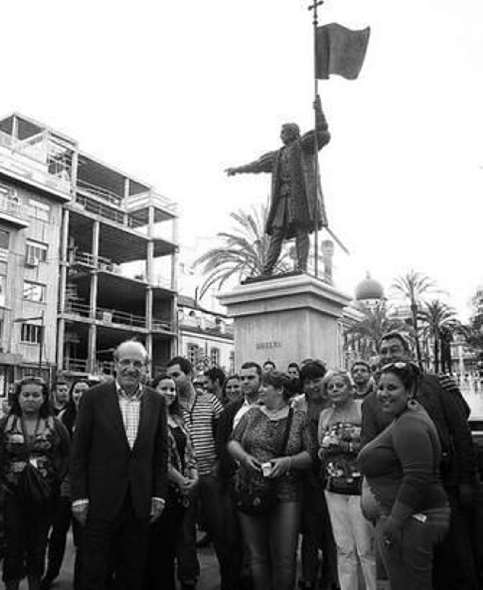 El alcalde de Huelva, con algunos de los pasajeros del ferry.