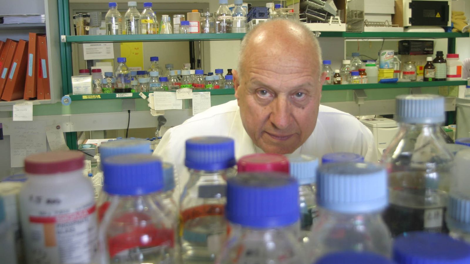 El bioquímico Manuel Losada Villasante, en su laboratorio, en 2005.