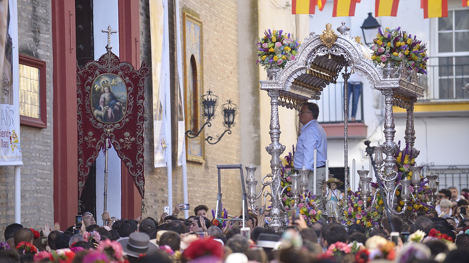 El Simpecado de la Pastora antes de ubicarse en la carreta