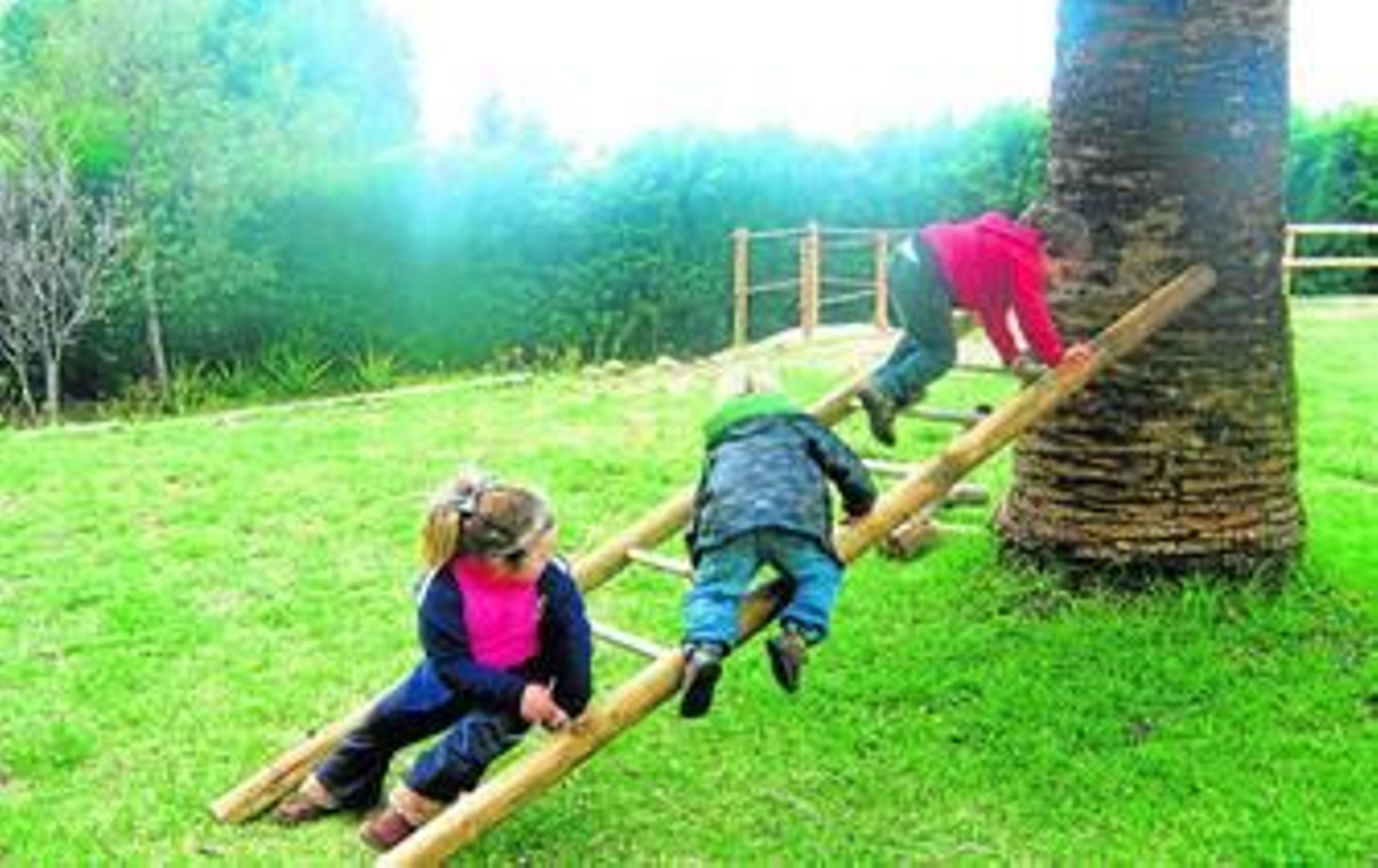 Algunos de los alumnos jugando en el jardín de la escuela.