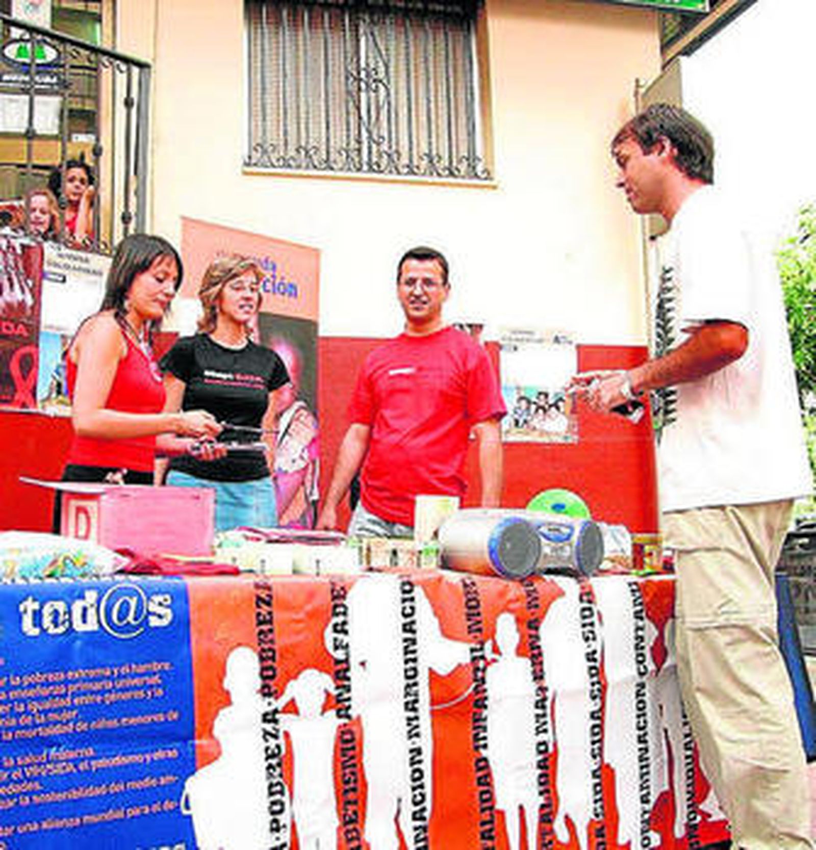 Mesa informativa situada en el paseo de Santa Fe.