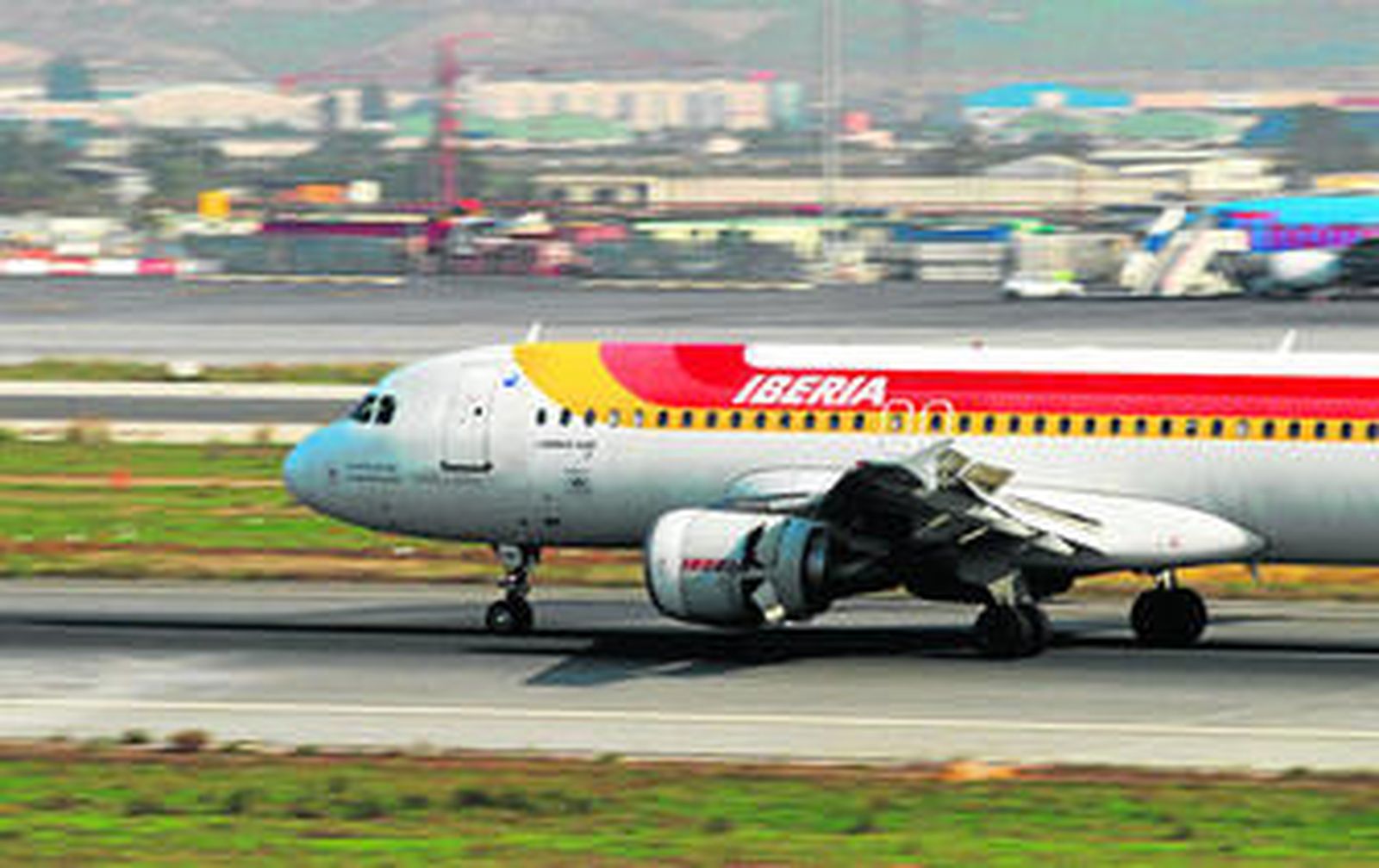 Un avión de Iberia despega desde el aeropuerto de Málaga.